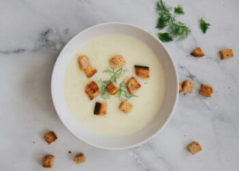 Creamy soup with croutons and dill