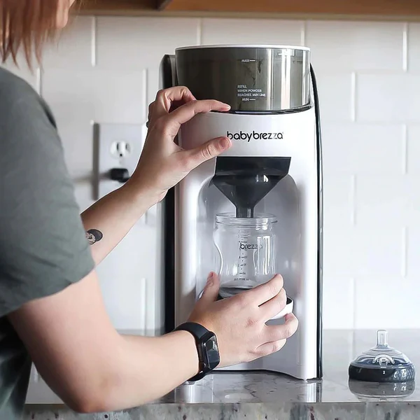 Baby Brezza Formula Pro Advanced preparing a bottle